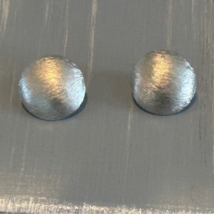 Crown TRIFARI Beautiful Brushed Silver Tone Vintage Clip On Earrings